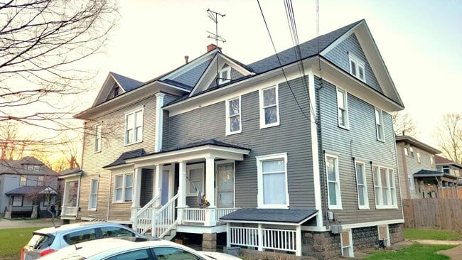 320 W Vine St in Kalamazoo, MI - Building Photo - Building Photo