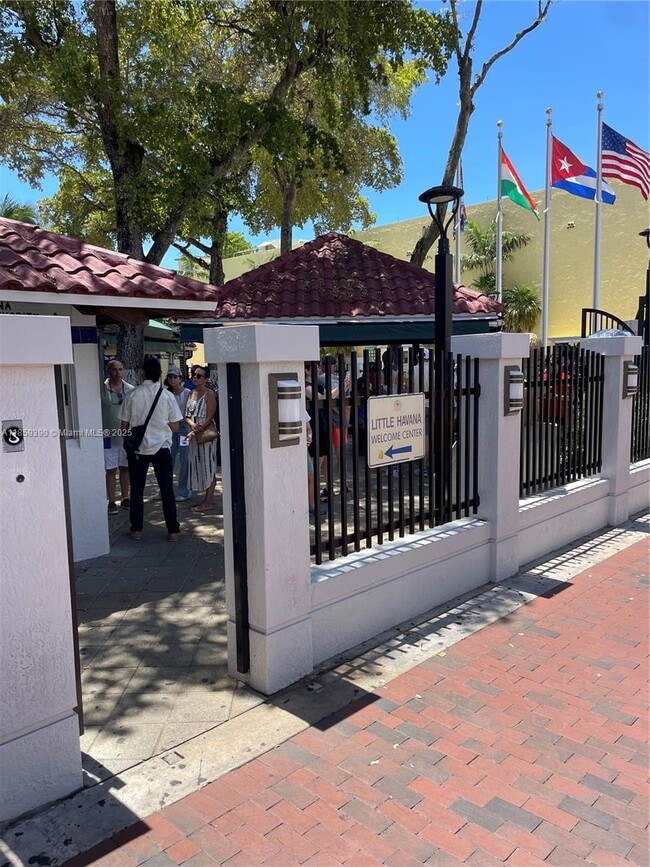 1475 SW 8th St, Unit #403 in Miami, FL - Foto de edificio - Building Photo
