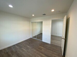 10713 Irma Ave in Tujunga, CA - Foto de edificio - Building Photo