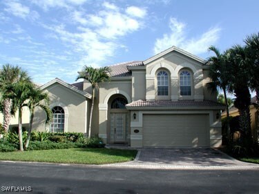 2312 Island Cove Cir in Naples, FL - Foto de edificio