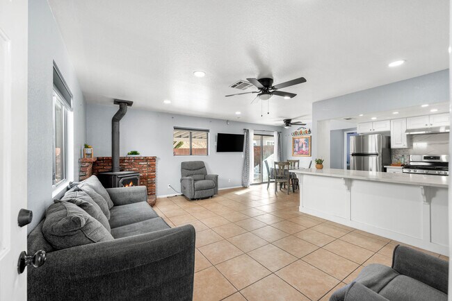 14334 Alderwood Rd in Lake Hughes, CA - Building Photo - Building Photo