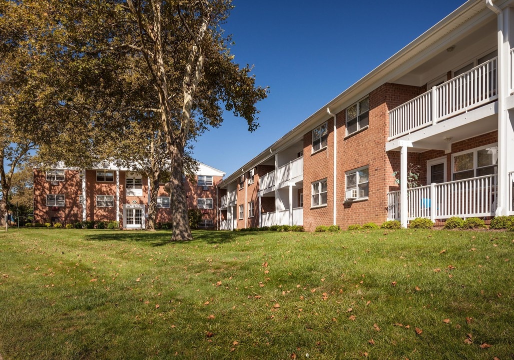 Crestview Apartments in Parlin, NJ - Foto de edificio