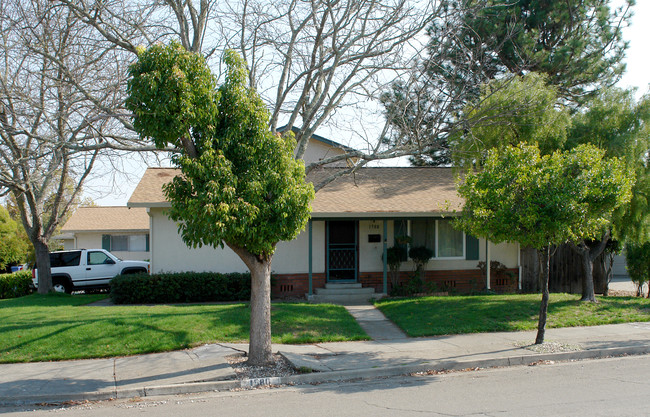 1225 Phyllis Cor in Santa Rosa, CA - Foto de edificio - Building Photo