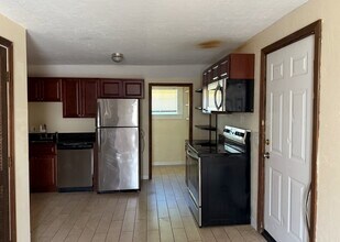 2 Schussler Rd, Unit 1 in Worcester, MA - Foto de edificio - Building Photo