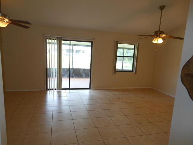 2321 SW Frisco Terrace in Port St. Lucie, FL - Foto de edificio - Building Photo