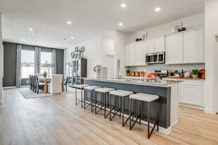 2922 Mariner Island Dr in Texas City, TX - Building Photo