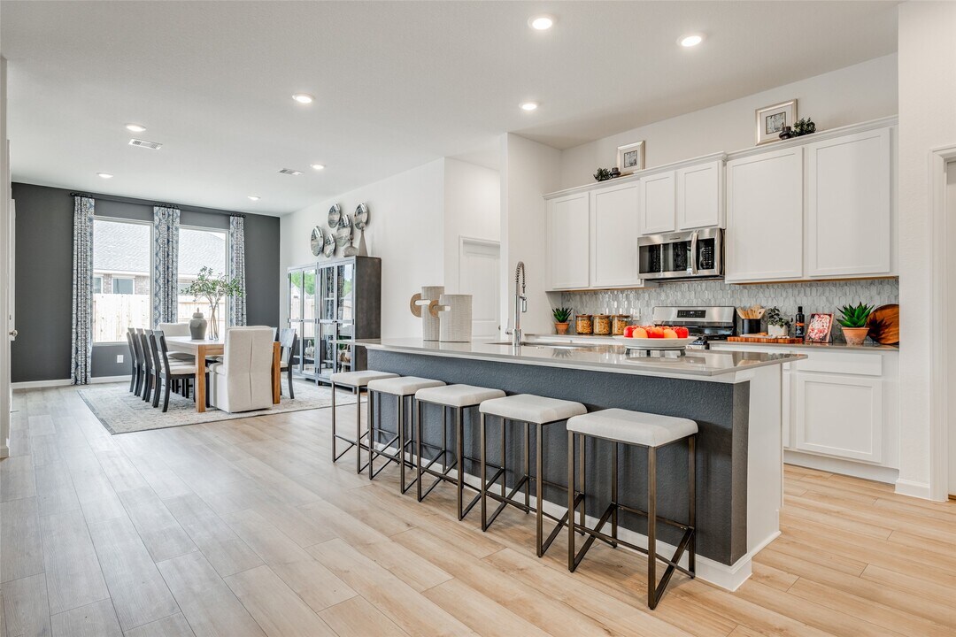 2922 Mariner Island Dr in Texas City, TX - Building Photo