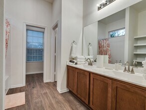 401 Magnolia Ln in Lake Jackson, TX - Foto de edificio - Building Photo