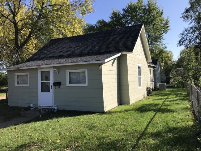 237 10th Ave in Eau Claire, WI - Building Photo - Building Photo