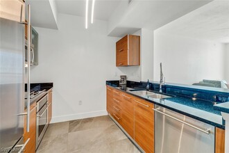 3000 Oasis Grand Blvd in Ft. Myers, FL - Foto de edificio - Building Photo