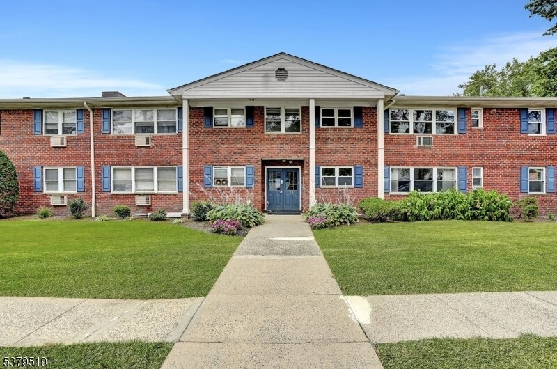 32 Woodedge Ave in Edison, NJ - Building Photo