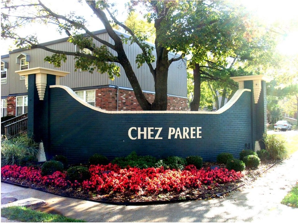 Chez Paree in Hazelwood, MO - Building Photo