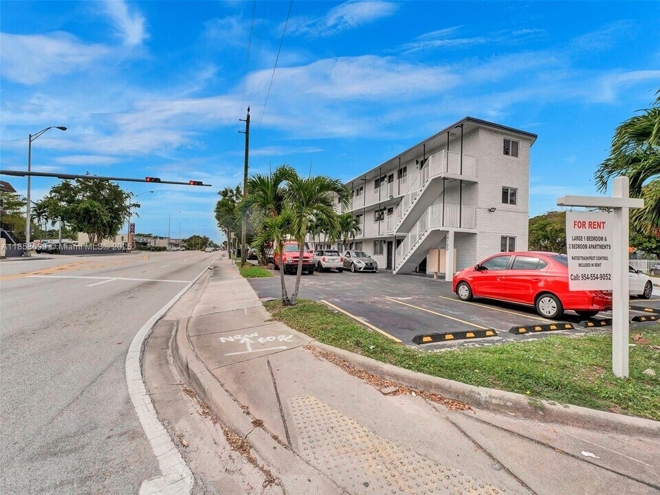 14190 W Dixie Hwy in North Miami, FL - Building Photo