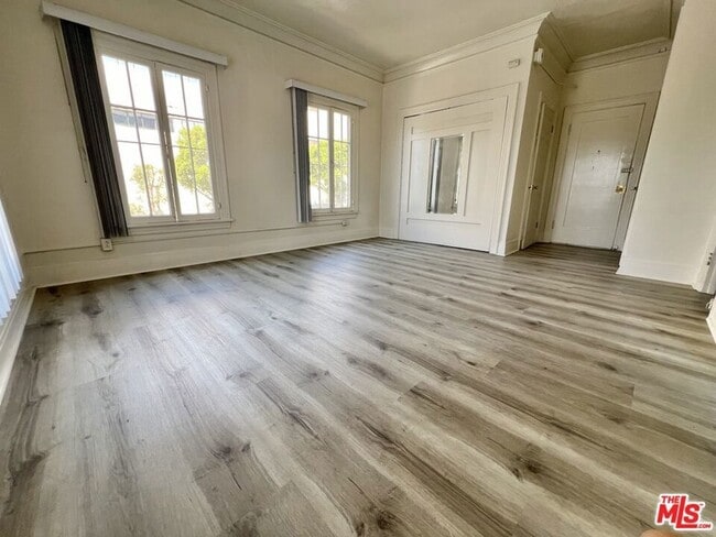 property at 946 S Burlington Ave