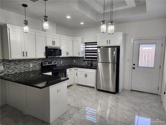 1006 N Woodson Ave in Edinburg, TX - Building Photo - Building Photo