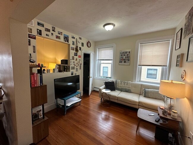 1056 Cambridge St, Unit 4R in Cambridge, MA - Foto de edificio - Building Photo