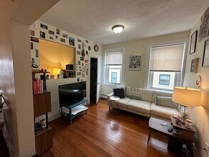 1056 Cambridge St, Unit 4R in Cambridge, MA - Foto de edificio - Building Photo