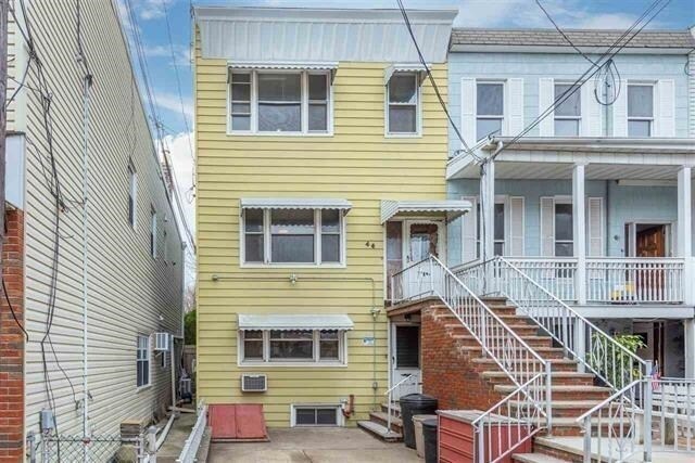 46 E 22nd St in Bayonne, NJ - Building Photo