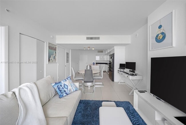 92 SW 3rd St, Unit 2009 in Miami, FL - Building Photo - Building Photo
