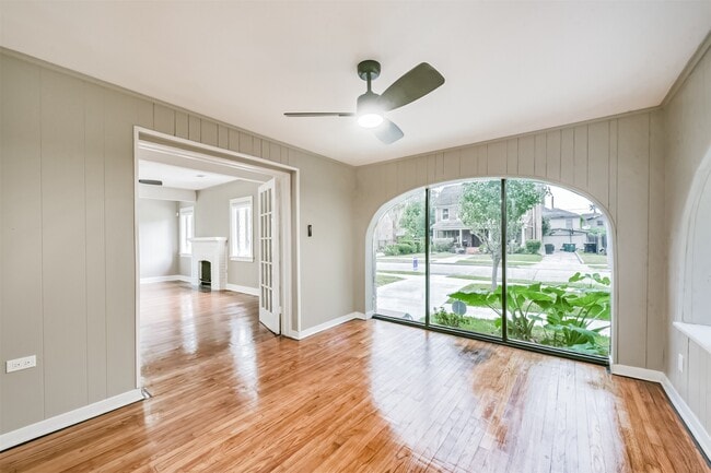 property at 2606 Oakdale St