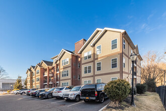 200-400 Carney St in Glen Cove, NY - Building Photo - Building Photo