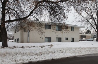 5901 2 1/2 St NE in Fridley, MN - Foto de edificio - Building Photo