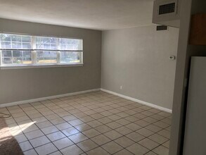 131 California Dr NE in Fort Walton Beach, FL - Foto de edificio - Building Photo
