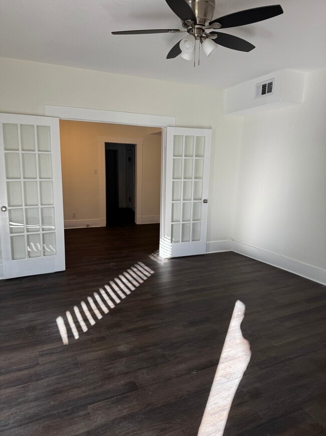 111 N Winnetka Ave, Unit 1 in Dallas, TX - Foto de edificio - Building Photo