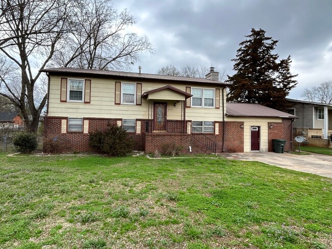 2110 Wedgewood Rd NW in Huntsville, AL - Foto de edificio - Building Photo