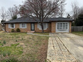 8027 Country Oaks Rd in Charlotte, NC - Building Photo