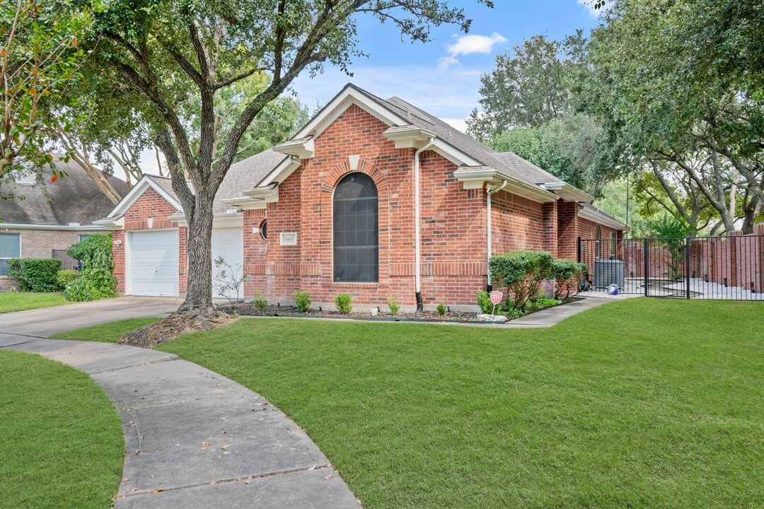 6402 Parkriver Crossing in Sugar Land, TX - Building Photo