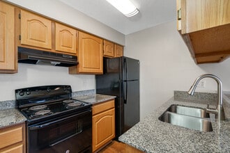 Newport in Tampa, FL - Foto de edificio - Building Photo