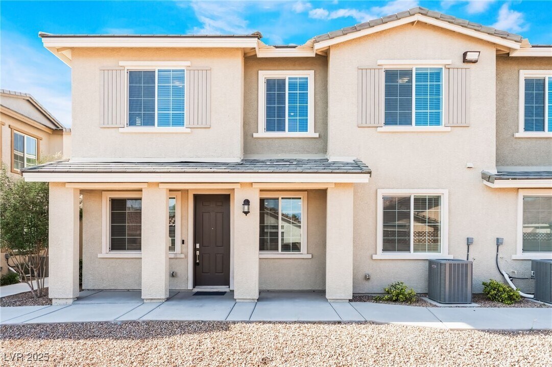 5730 Sky Pointe Dr in Las Vegas, NV - Building Photo