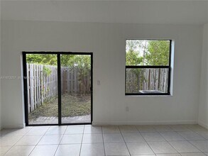 607 NE 208th Terrace in Miami, FL - Foto de edificio - Building Photo