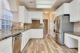 14111 Edinburgh Ct in Houston, TX - Foto de edificio - Building Photo