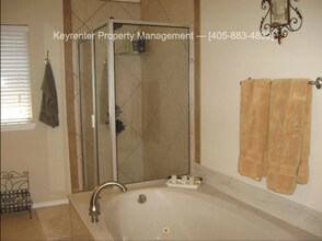 12100 Blueway Ave in Oklahoma City, OK - Foto de edificio - Building Photo