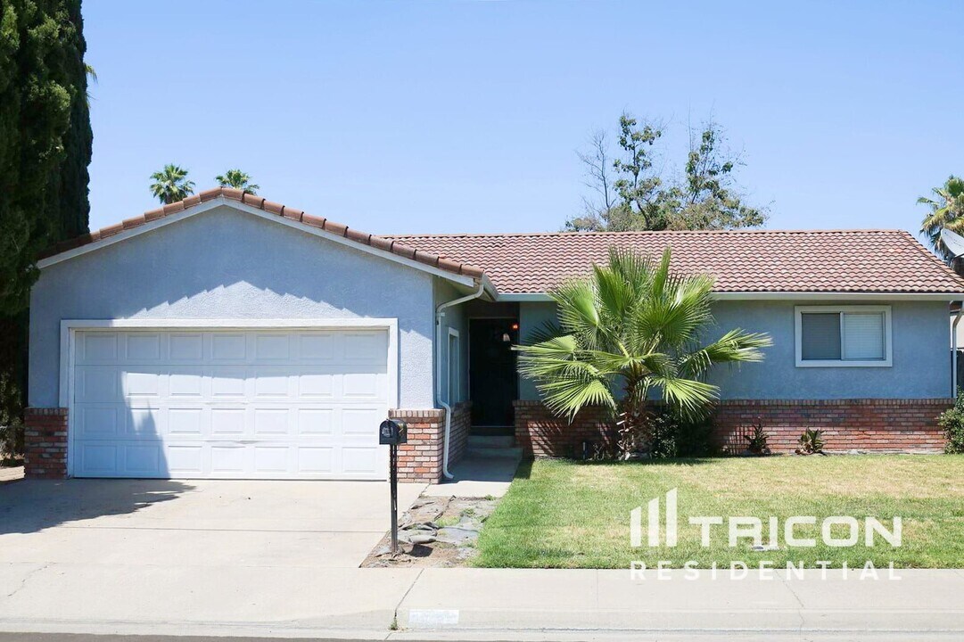 2725 Don Pedro Rd in Ceres, CA - Building Photo