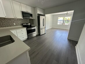 823 Helena Dr in Lake Worth Beach, FL - Building Photo - Building Photo