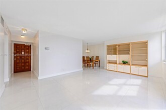 430 Golden Isles Dr in Hallandale Beach, FL - Building Photo - Building Photo