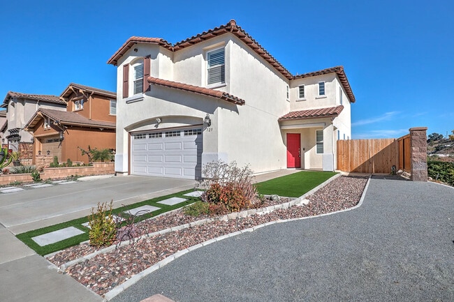 725 Vista Santo Thomas in San Diego, CA - Foto de edificio - Building Photo