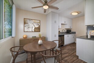 Creekwood Villas in Oceanside, CA - Building Photo