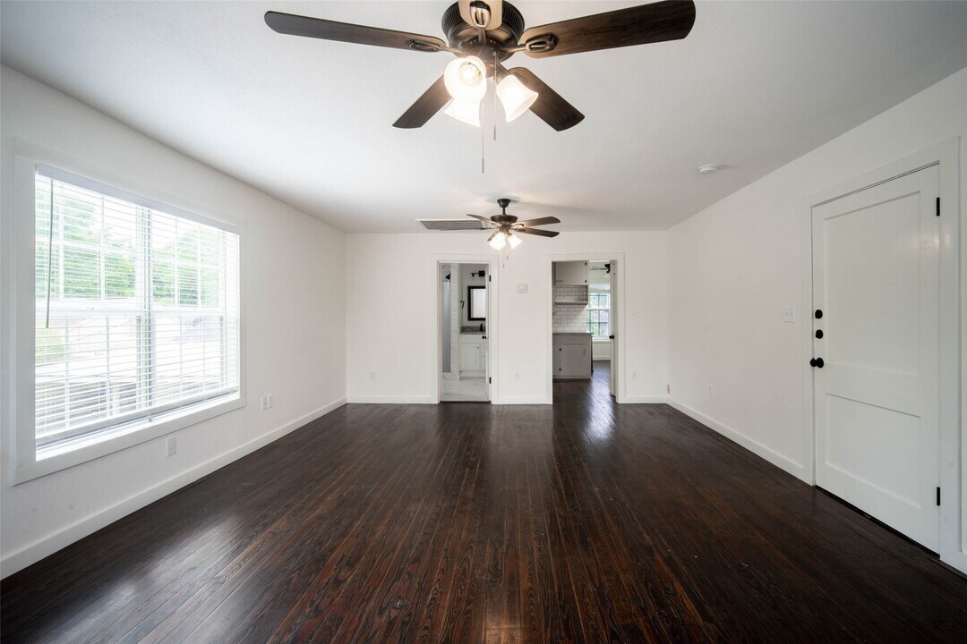 1911 Forest Hill Blvd in Houston, TX - Building Photo