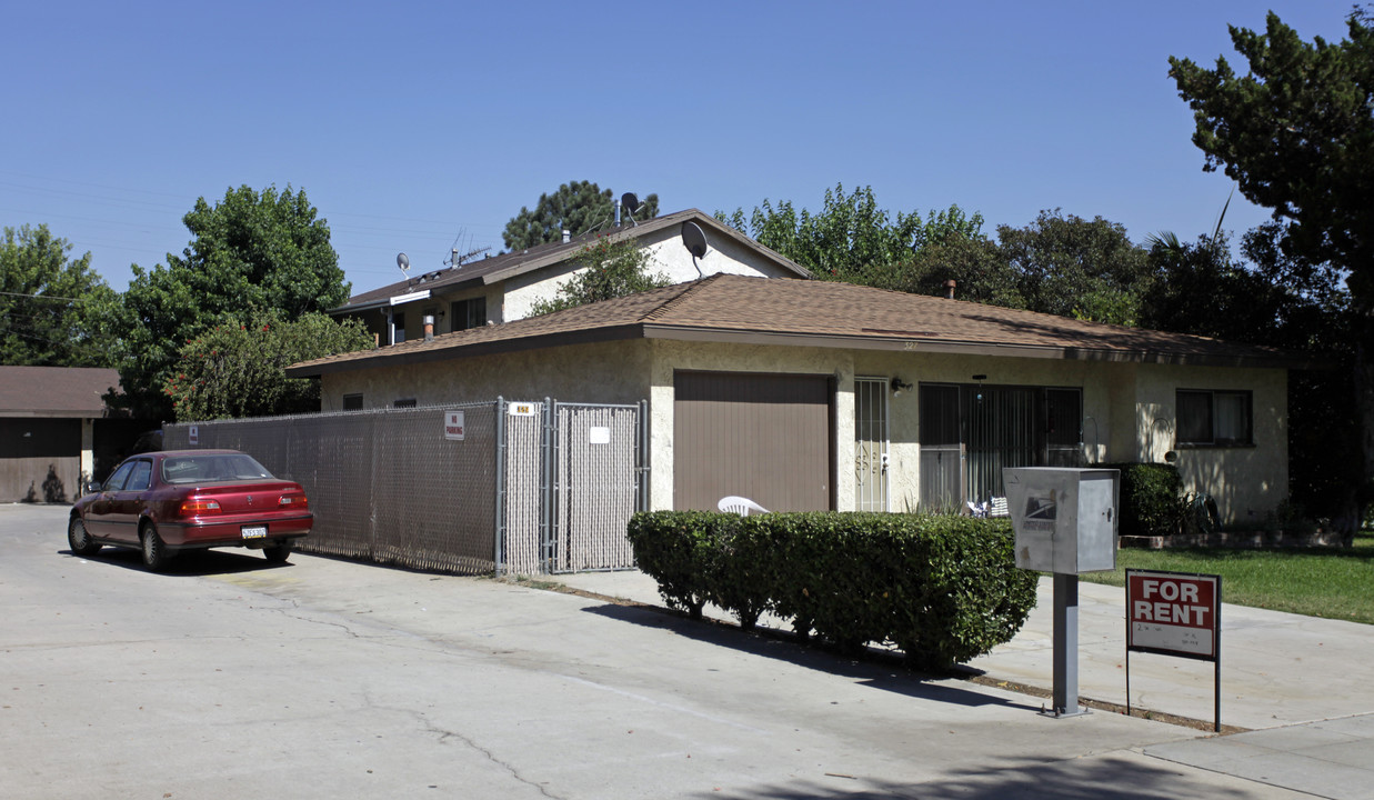 327 N Clifford Ave in Rialto, CA - Foto de edificio