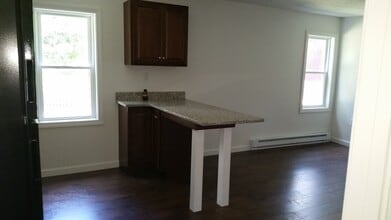 10 Sutton Rd in Millbury, MA - Building Photo - Building Photo