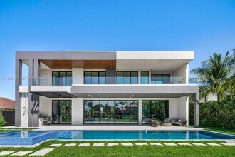 493 Holiday Dr in Hallandale Beach, FL - Building Photo - Building Photo