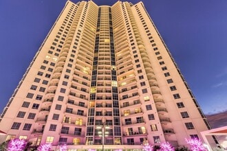 200 W Sahara Ave in Las Vegas, NV - Foto de edificio - Building Photo