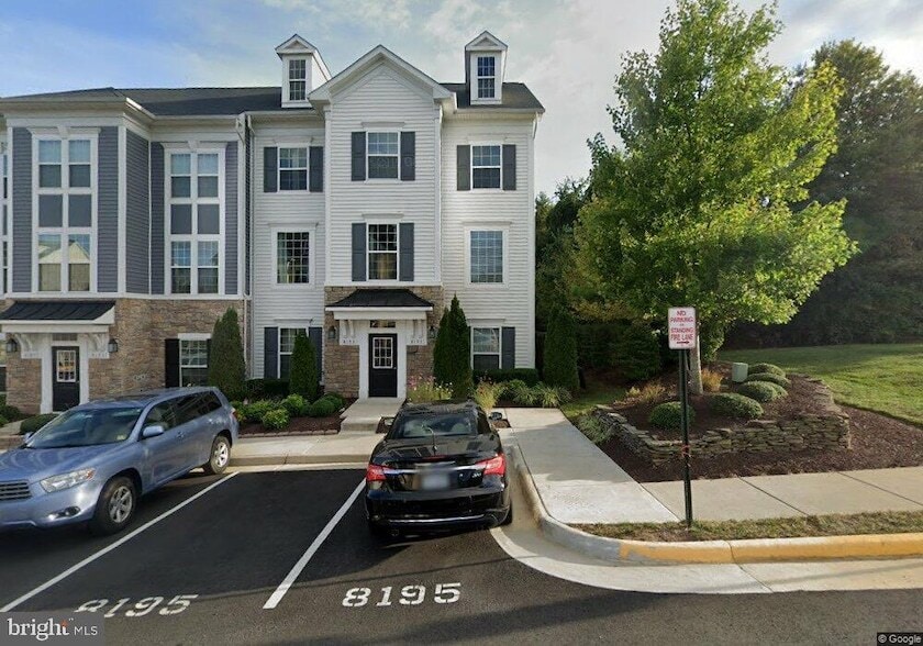 8195 Falls Grove Dr in Manassas, VA - Building Photo