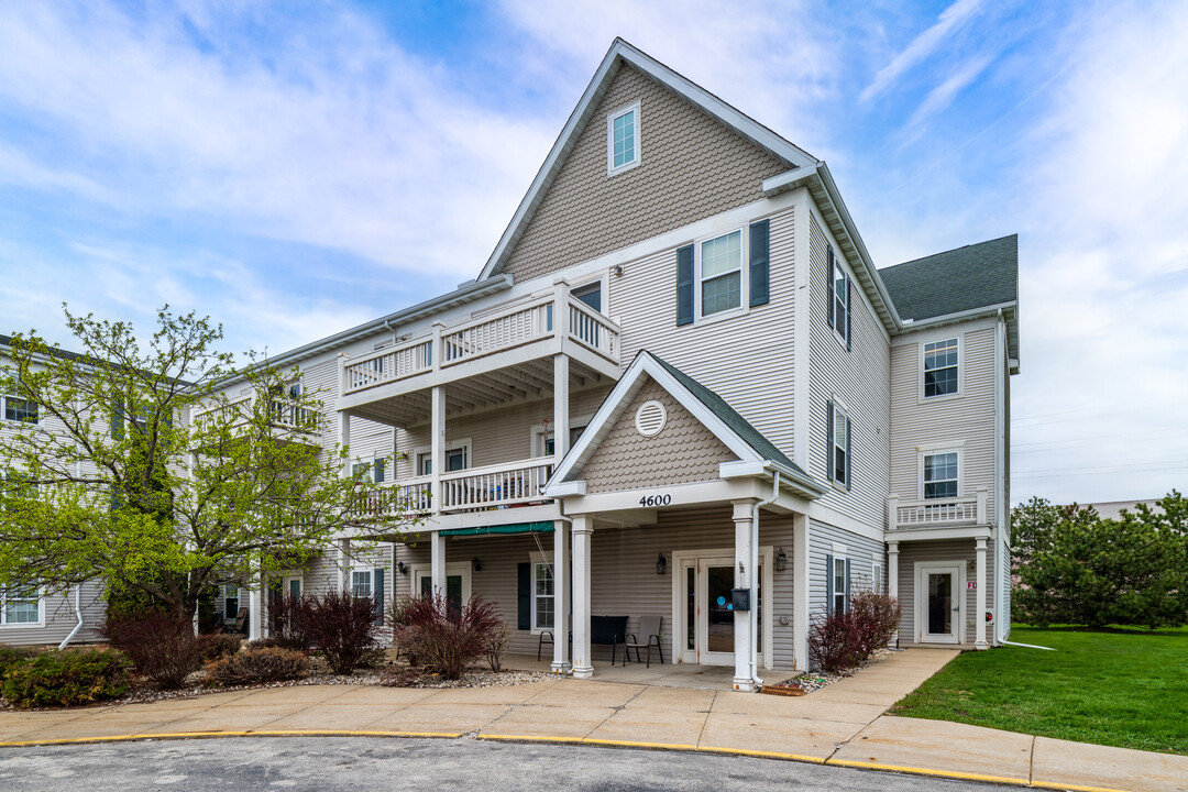 Cottonwood Trails - 55+ Community in Cudahy, WI - Foto de edificio