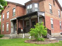 34 Broad St, Unit #3 in Plattsburgh, NY - Foto de edificio - Building Photo