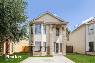 2935 La Estancia Ln in Houston, TX - Building Photo